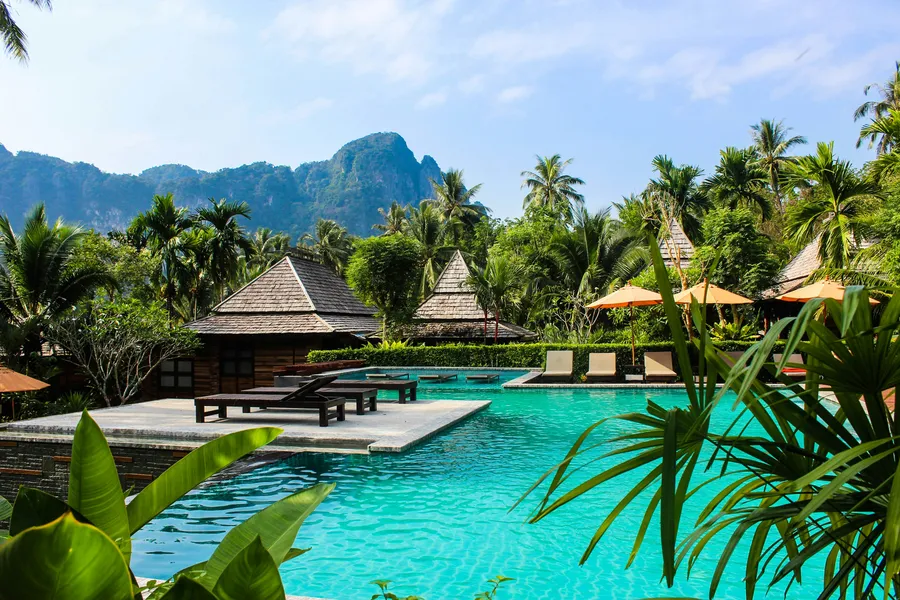 Resort tropical con piscina rodeada de vegetación